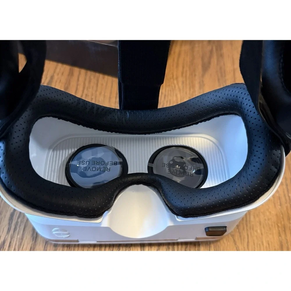 Hamilton Buhl Virtual Reality Glasses and Remote Control,‎ White/ Black NIB
